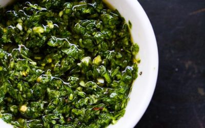 Como fazer chimichurri com as ervas da sua horta