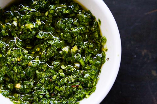 Como fazer chimichurri com as ervas da sua horta