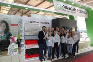 Equipe da GinegarPolysack durante a Hortitec