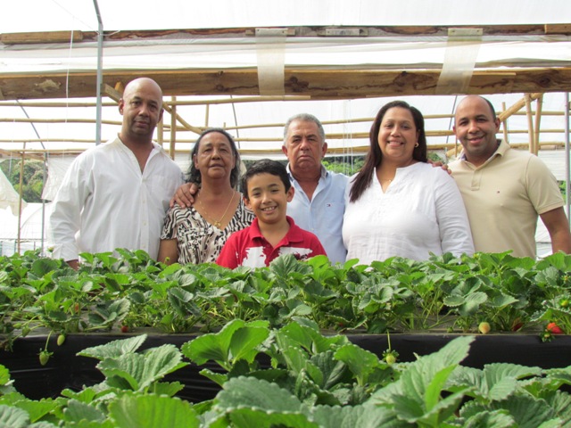 A família Almeida está orgulhosa da qualidade do morango produzido pelas Frutas & Frutos