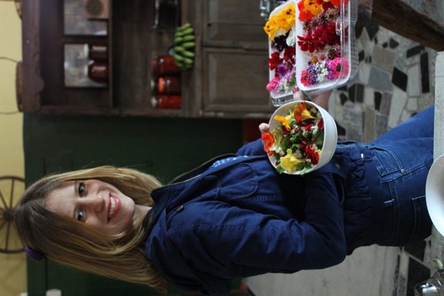 Deborah Gaiotto, produtora de flores comestíveis na Fazenda Maria, no interior de São Paulo - Crédito Arquivo pessoal